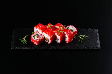 Somon ve havyarlı suşi.