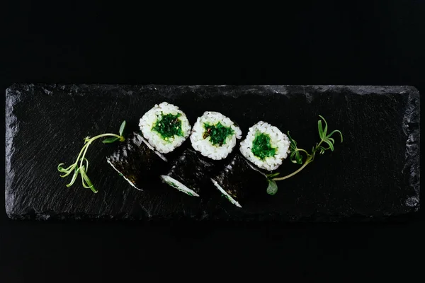 Sushi Zestaw Rolki Chwastem Morskim Czarnym Tle — Zdjęcie stockowe
