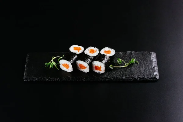Rollo Sushi Con Salmón Aguacate Pepino Sésamo Fondo Negro Vista —  Fotos de Stock