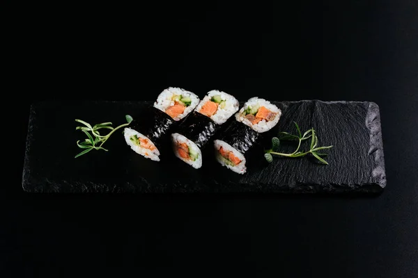 Gustoso Rotolo Sushi Maki Con Salmone Avocado Isolato Sfondo Nero — Foto Stock