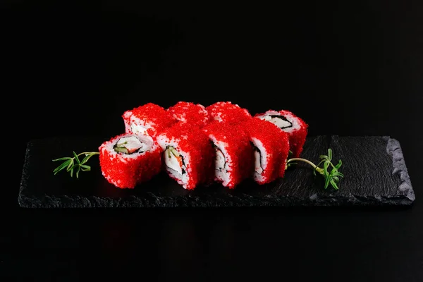 Rolos Sushi Caviar Vermelho Conjunto Com Arroz Branco Queijo Fundo — Fotografia de Stock