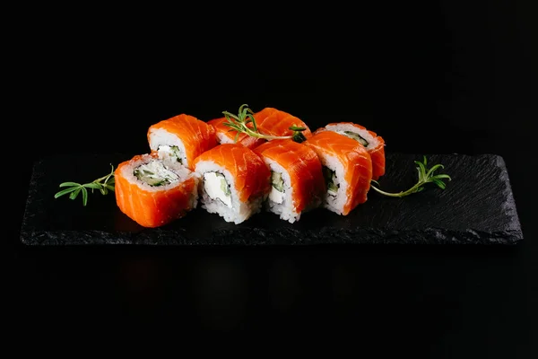 Sushi Beállított Fekete Háttér — Stock Fotó