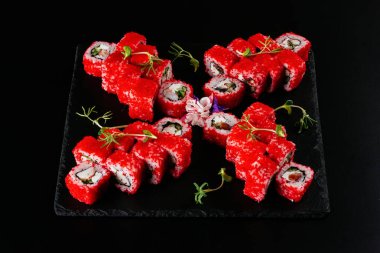 Suşi siyah arkaplanda ayarlandı