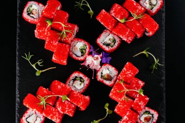 Suşi siyah arkaplanda ayarlandı