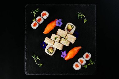 Suşi siyah arkaplanda ayarlandı