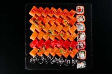 Suşi siyah arkaplanda ayarlandı