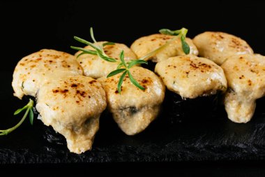 Siyah arka planda mayonezli suşi rulolarını hazırla.