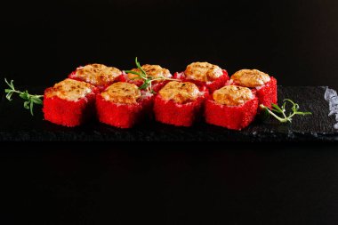 Suşi siyah arkaplanda ayarlandı