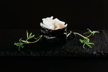 Siyah taş arka planda gunkan maki