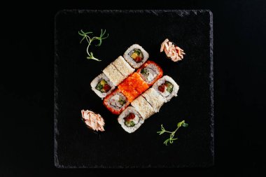 Suşi siyah arkaplanda ayarlandı