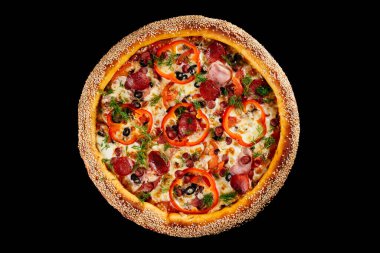 Siyah arka planda et ve peynirli lezzetli sıcak pizza.