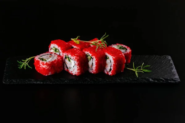 Sushi Tekercs Lazac Avokádó Fekete Alapon — Stock Fotó