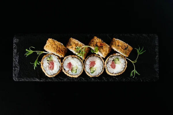 Sushi Tekercs Egy Fekete Lemez Egy Sor Japán Étel — Stock Fotó