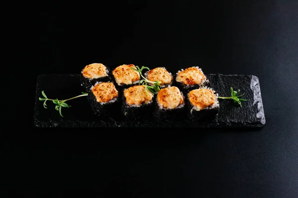 Sushi Tekercs Szolgált Fekete Palakő Háttér Felülnézet — Stock Fotó