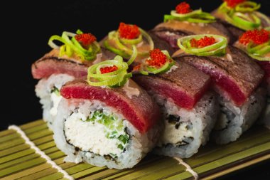 Somon ve avokadoyla suşi rulosu.