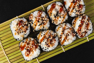 Somon ve sebzeli suşi.