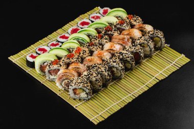 Suşi siyah arkaplanda ayarlandı