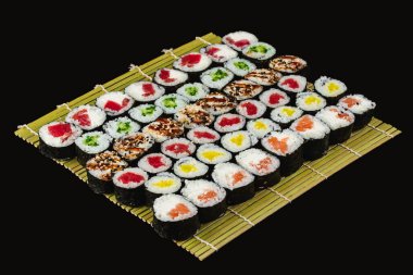Suşi siyah bir arkaplanda.