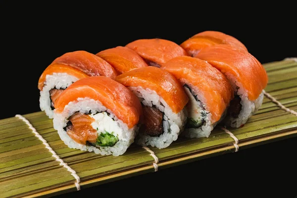 Sushi Met Zalm Groenten Zwarte Achtergrond — Stockfoto