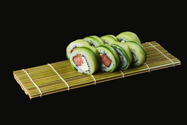 Sushi Met Zalm Avocado Zwarte Achtergrond — Stockfoto