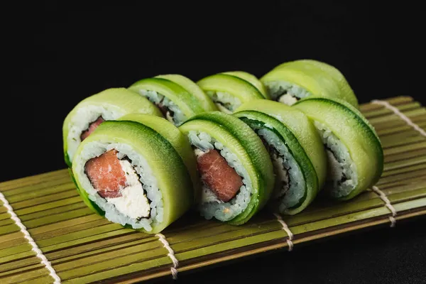 Sushi Met Zalm Avocado Zwarte Achtergrond — Stockfoto