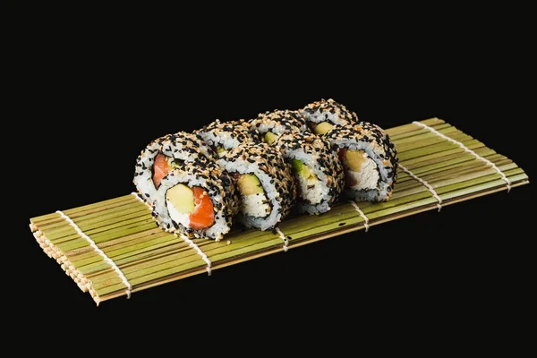 Sushi Roll Lohi Avokado Mustalla Pohjalla — kuvapankkivalokuva
