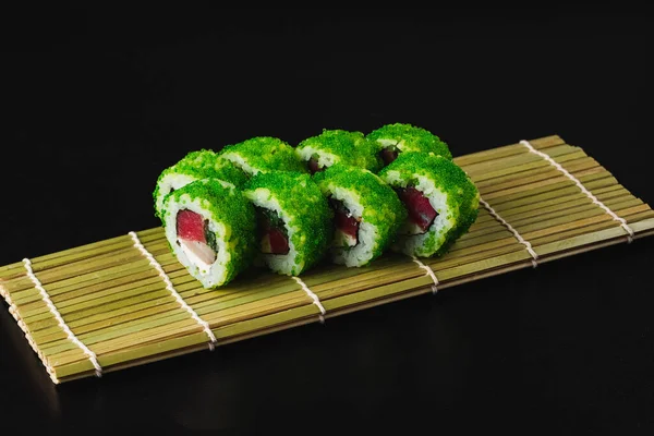 Sushi Rulle Med Lax Och Grönsaker Svart Bakgrund — Stockfoto