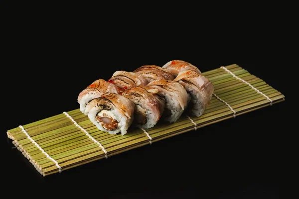 Sushi Role Lososem Zeleninou Černém Pozadí — Stock fotografie