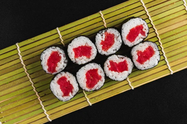 黒地に鮭と箸で回転する寿司 — ストック写真