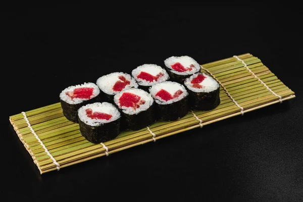 Sushi Role Lososem Zeleninou Černém Pozadí — Stock fotografie