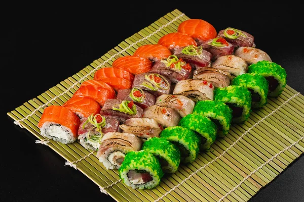 Sushi Impostato Sfondo Nero — Foto Stock