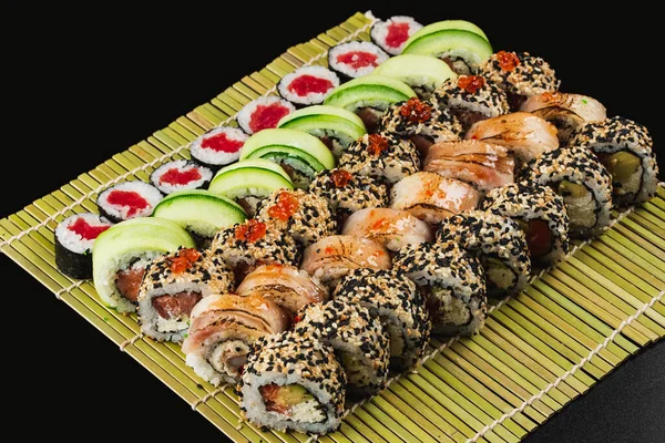 Sushi Met Zalm Groenten Zwarte Achtergrond — Stockfoto