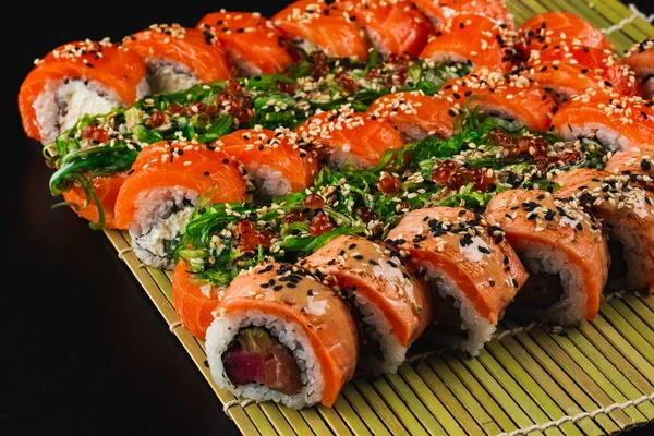 Sushi Gezet Een Zwarte Achtergrond — Stockfoto