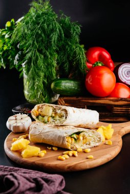 Sebzeli, peynirli ve ananaslı ev yapımı tavuk dürümü.