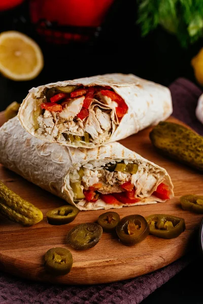 Domowe Shawarma Kurczakiem Warzywami Serem Drewnianym Tle Ukierunkowanie Selektywne — Zdjęcie stockowe