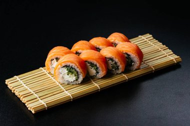 Somon ve salatalıklı suşi. 