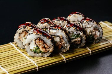 Somon ve susamlı suşi.