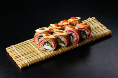 Suşi siyah arkaplanda ayarlandı 