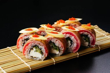 Suşi siyah arkaplanda ayarlandı 