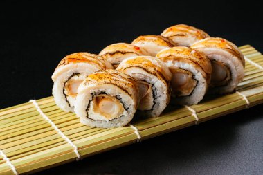 Suşi yuvarlanıyor.