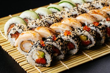 suşi bambu hasır üzerinde ayarlama