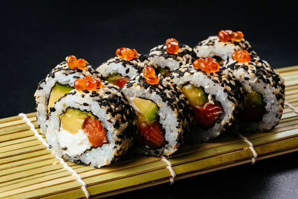 Sushi Roll Met Zalm Avocado Zwarte Achtergrond — Stockfoto
