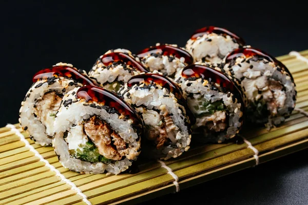 Rotolo Sushi Con Salmone Sesamo — Foto Stock