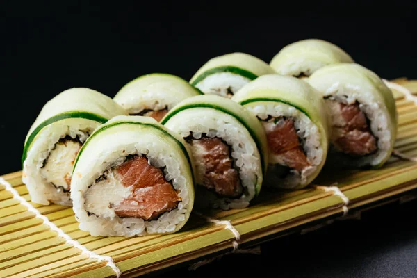 Sushi Com Salmão Pepino — Fotografia de Stock