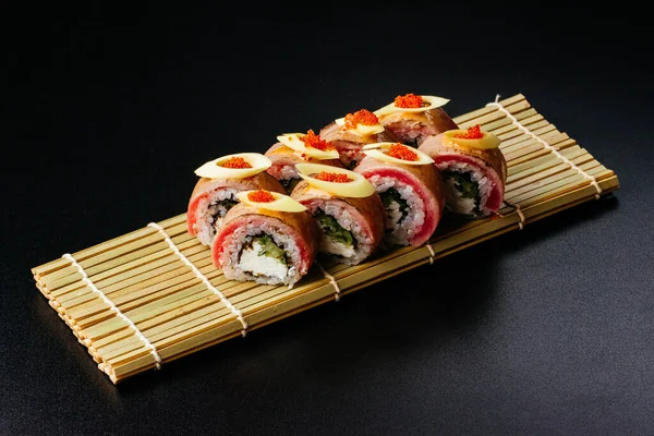 Suşi siyah arkaplanda ayarlandı 