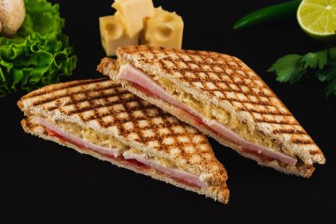 jambon, peynir ve domates sandviç 