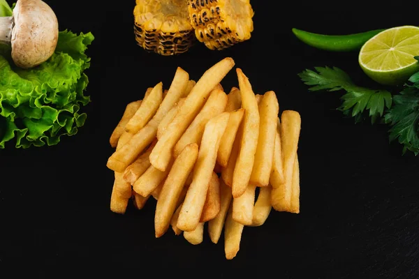 Papas Fritas Sobre Fondo Negro —  Fotos de Stock