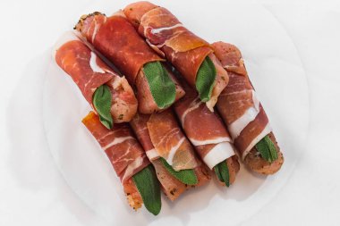 Domuz pastırmalı tavuk eti ve nane yaprağı.