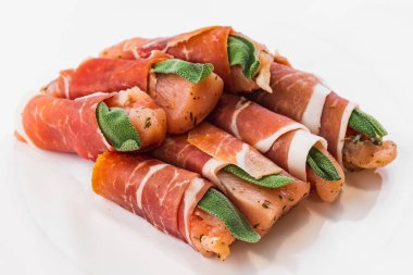 Domuz pastırmalı tavuk eti ve nane yaprağı.