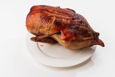 Beyaz arka plan üzerinde ördek kızartma
